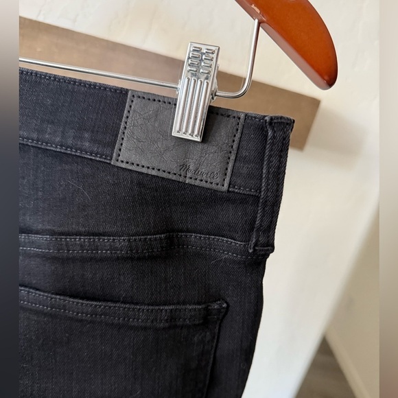 Madewell|Mid rise kick out jeans in solid black,size 31 tall•••Classic staple - Picture 9 of 16